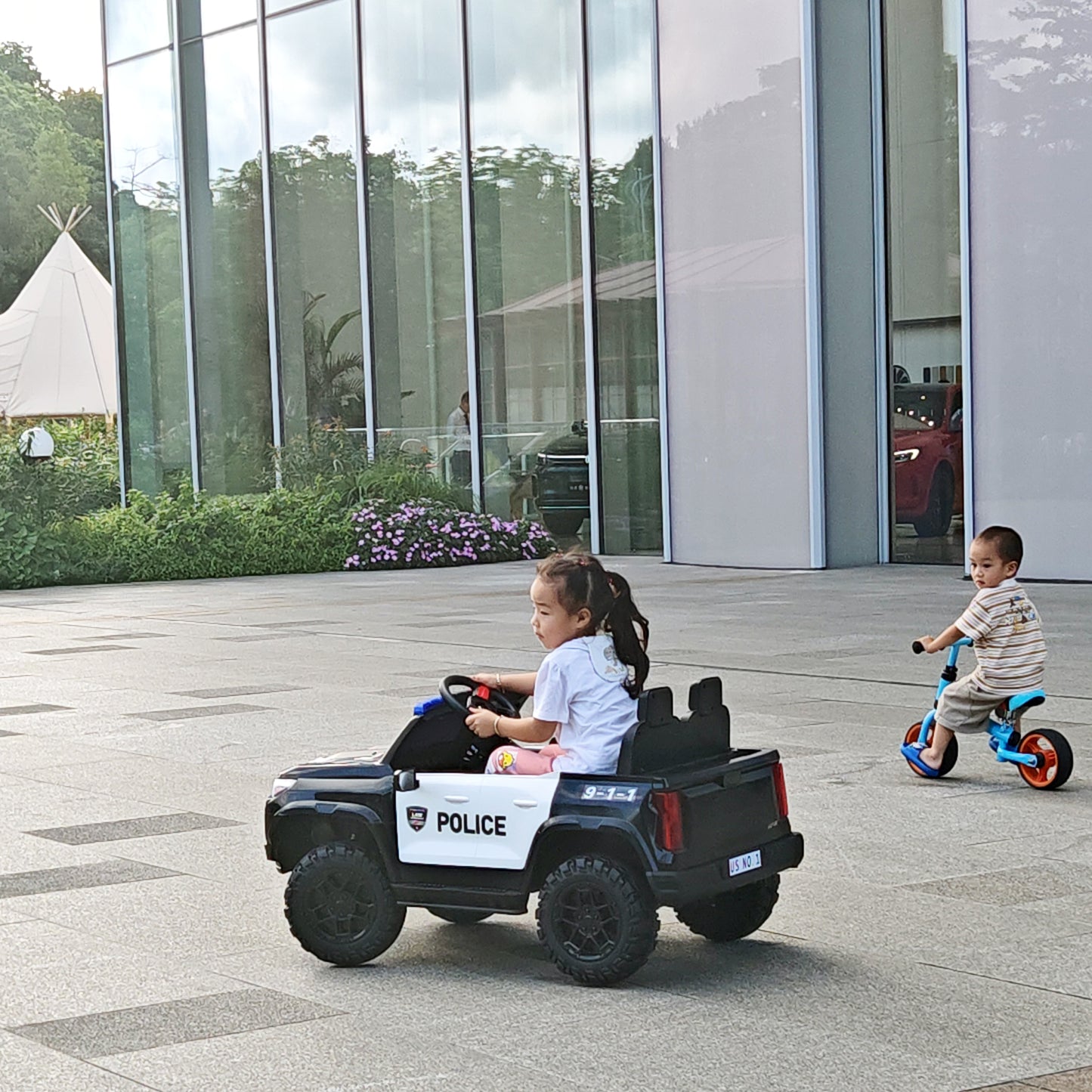 Police Car Ride on 24V Electric Car for Kids Battery Powered Ride-on Toys Cop Cars with Remote Control, Siren, Flashing Lights, Music, Bluetooth, Spring Suspension, Black